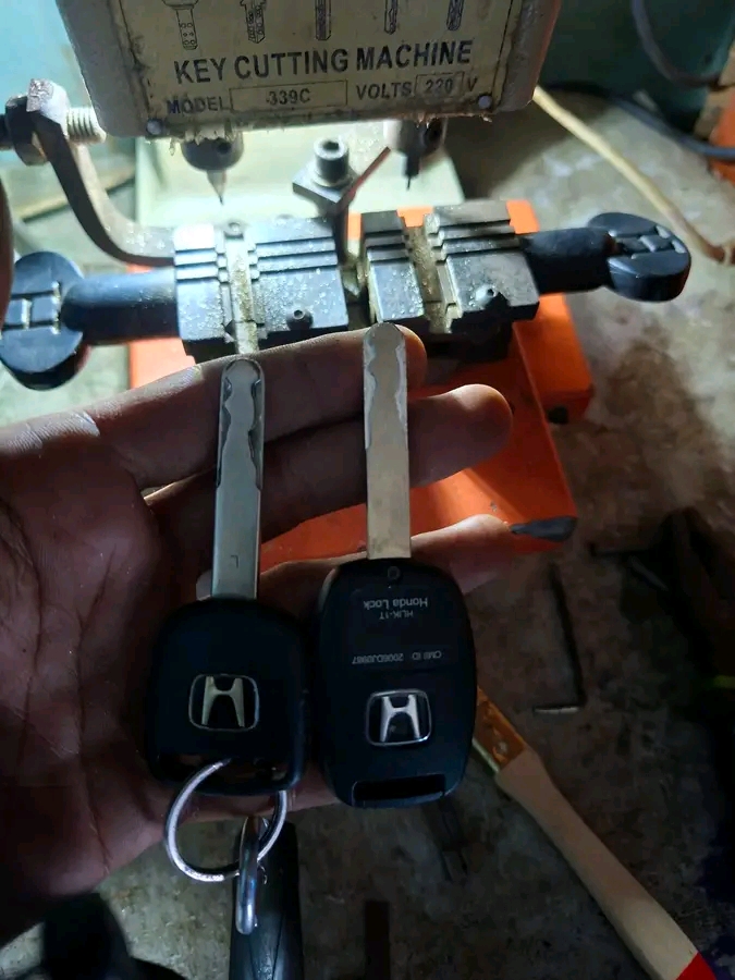 Car keys duplicating and programing
